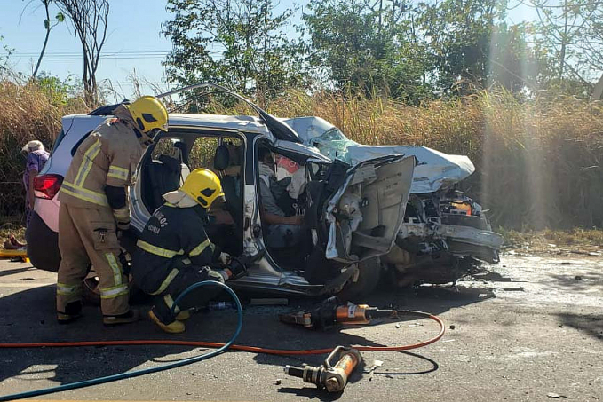 Acidente envolvendo caminhões e automóvel deixa um morto na BR-364 - News Rondônia
