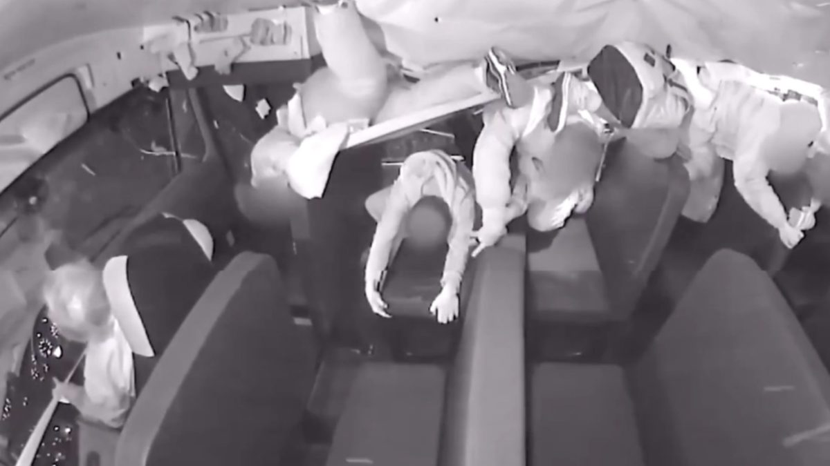 CRIANÇAS SÃO LANÇADAS AO AR DURANTE ACIDENTE COM ÔNIBUS (VÍDEO) - News Rondônia