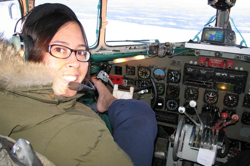 MULHER NASCE SEM BRAÇOS E APRENDE A PILOTAR AVIÃO COM OS PÉS - News Rondônia