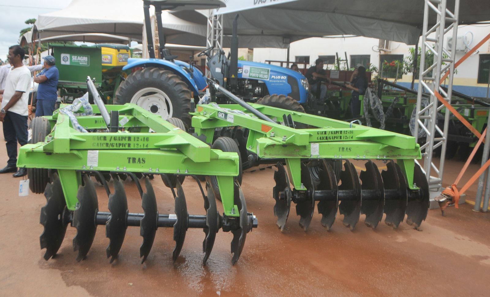SEMAGRIC ATENDE PRODUTORES DE NOVA ALIANÇA COM GRADE ARADORA - News Rondônia