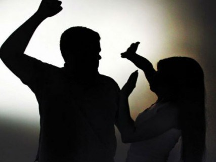 APÓS MULHER NEGAR SEXO, HOMEM BATE NELA E NA FILHA E COLOCA FOGO NA CASA - News Rondônia