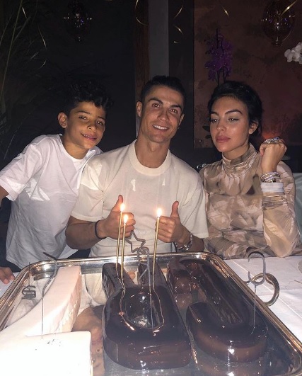 DIFERENTE DE NEYMAR, CRISTIANO RONALDO COMEMORA ANIVERSÁRIO SEM FOLIA, MAS COM BOLÃO - News Rondônia