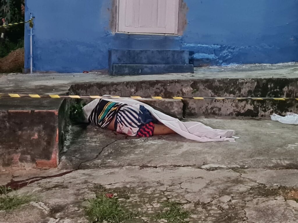 IMAGENS FORTES - Justiceiro mata assaltante a tiros na Cidade de Deus - News Rondônia