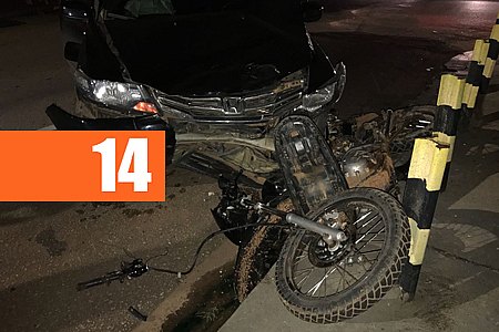 ATUALIZADA - MOTOCICLISTA INVADE PREFERENCIAL E É LANÇADO EM CALÇADA AO SER ATINGIDO POR CARRO - News Rondônia