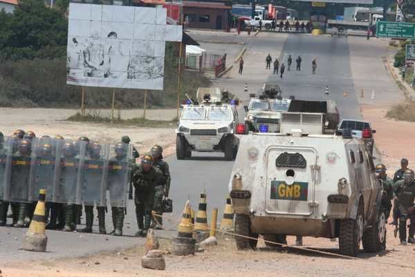 OUTROS CINCO MILITARES ABANDONAM A VENEZUELA E FOGEM PARA O BRASIL - News Rondônia