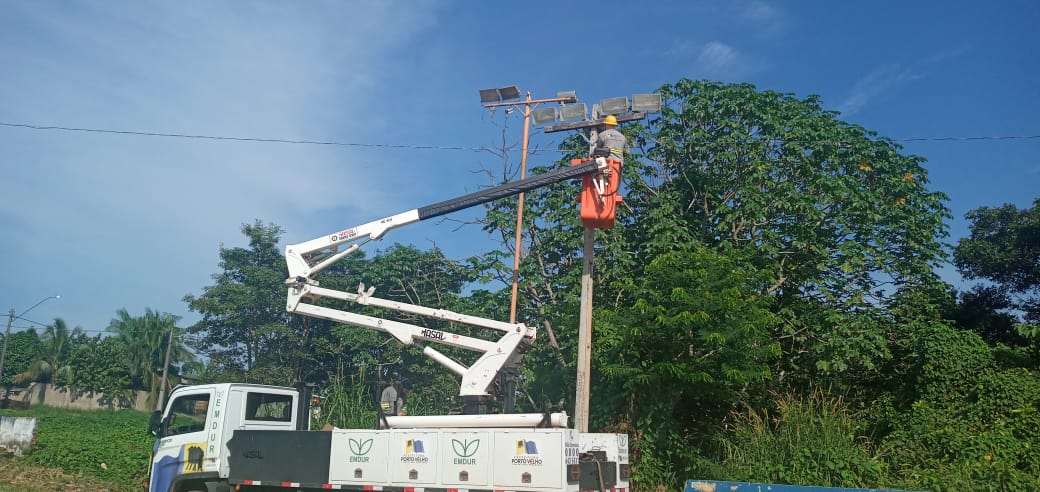 EMDUR atende pedido de providência do vereador Valtinho Canuto e realiza manutenção da iluminação do campo 1º de Maio no bairro Triângulo - News Rondônia