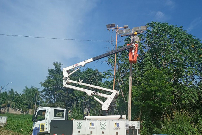 EMDUR atende pedido de providência do vereador Valtinho Canuto e realiza manutenção da iluminação do campo 1º de Maio no bairro Triângulo - News Rondônia