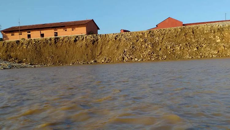 INFILTRAÇÃO DEMASIADA PODE TER CAUSADO DESBARRANCAMENTO DO TALUDE DO COMPLEXO FERROVIÁRIO - News Rondônia