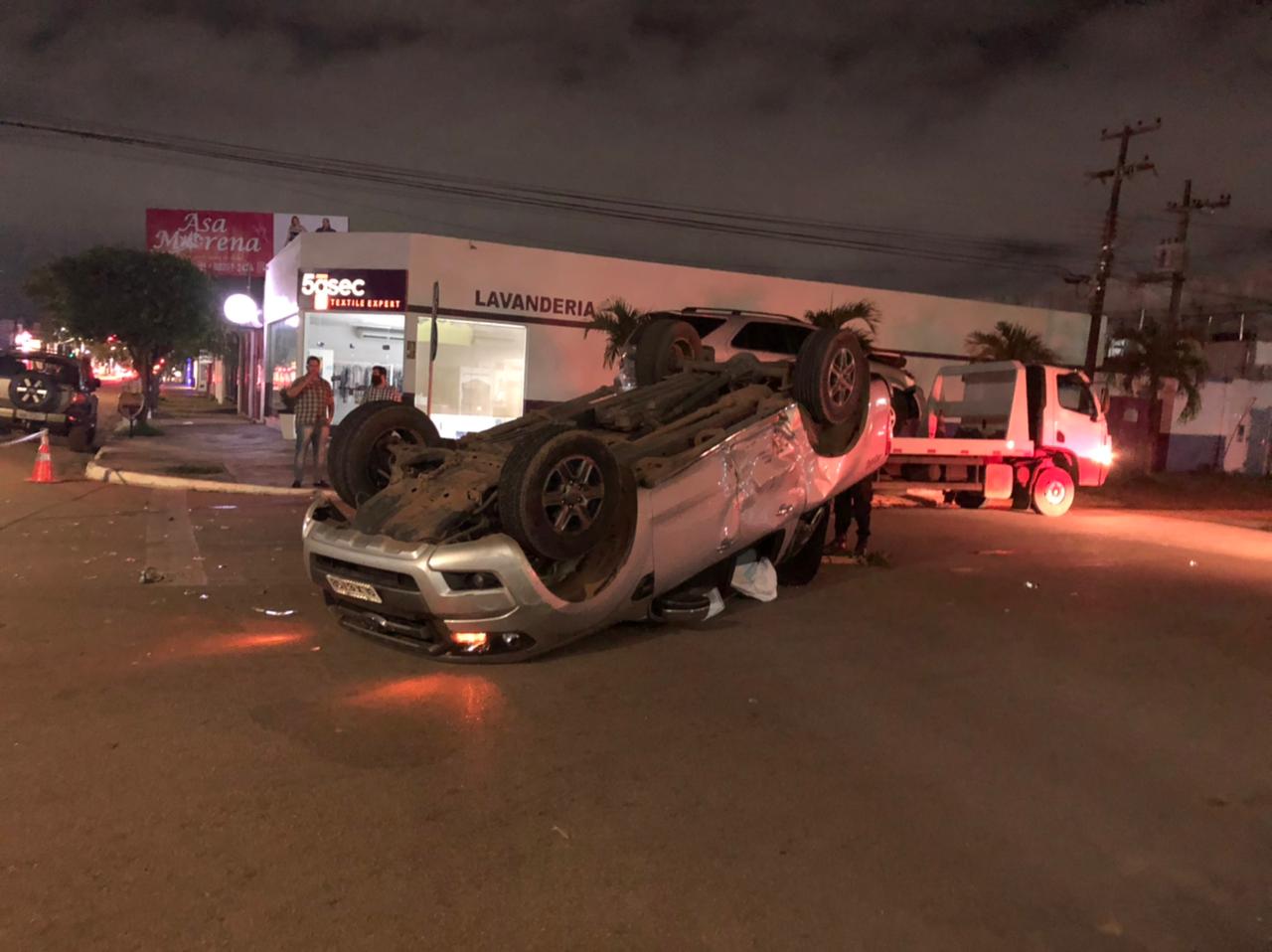 Camioneta avança preferencial e capota após ser atingido por outra caminhonete em cruzamento da capital - News Rondônia