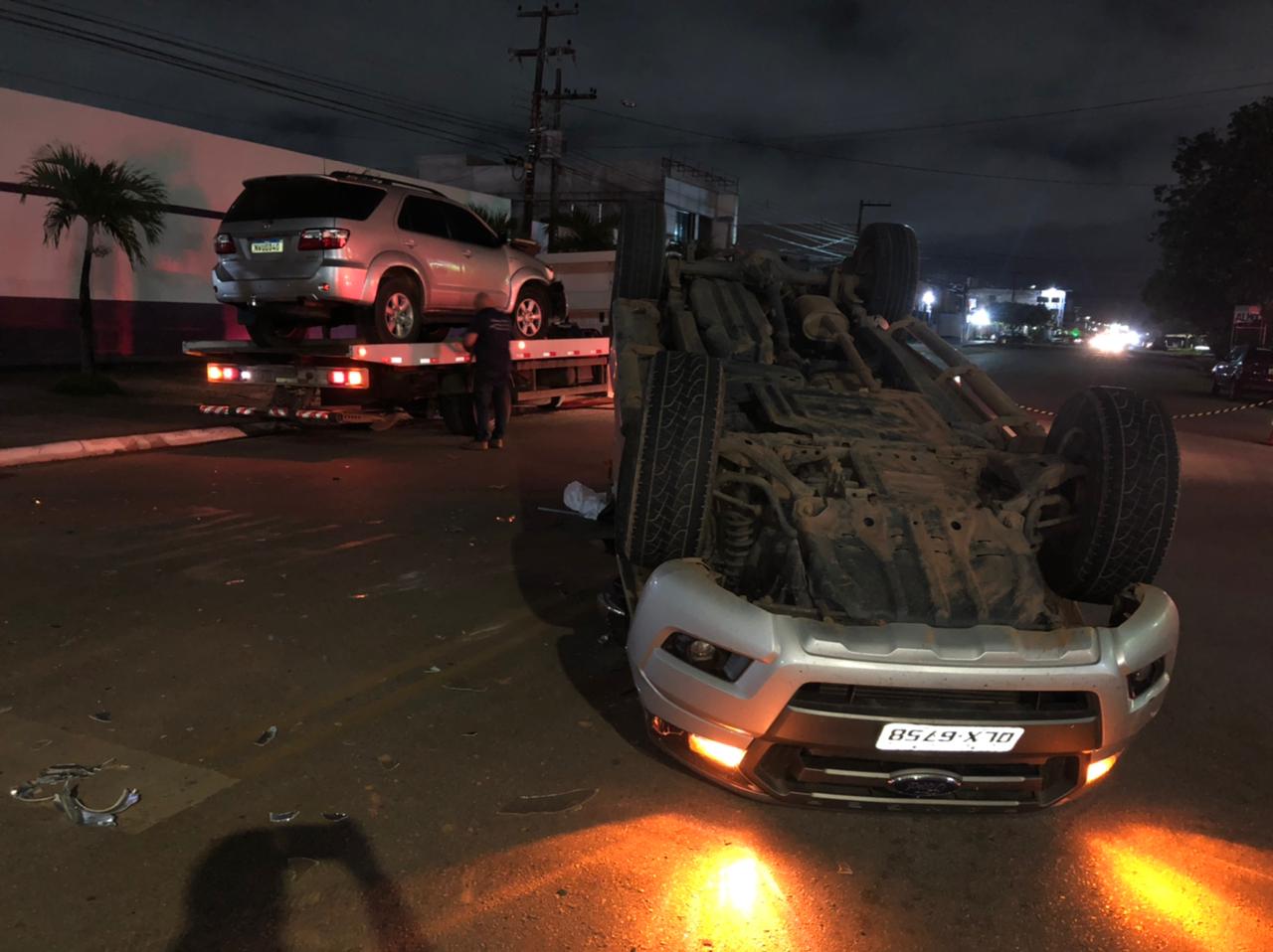 Camioneta avança preferencial e capota após ser atingido por outra caminhonete em cruzamento da capital - News Rondônia