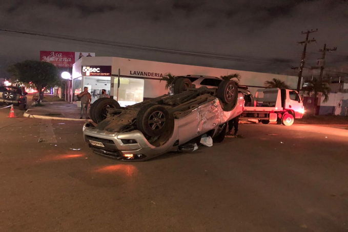 Camioneta avança preferencial e capota após ser atingido por outra caminhonete em cruzamento da capital - News Rondônia