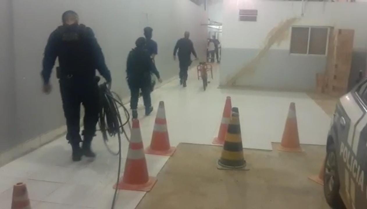 NA CARGUEIRA: Suspeito é flagrado após furtar fios de telefonia no centro de Porto Velho - News Rondônia