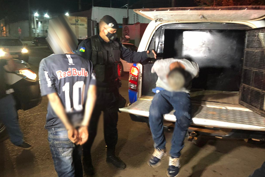 Polícia evita assaltos e detém dupla com moto roubada e arma de fogo na capital - News Rondônia