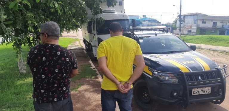 EM PIMENTA BUENO, PRF PRENDE DUPLA COM 105 MIL CARTEIRAS DE CIGARRO - News Rondônia