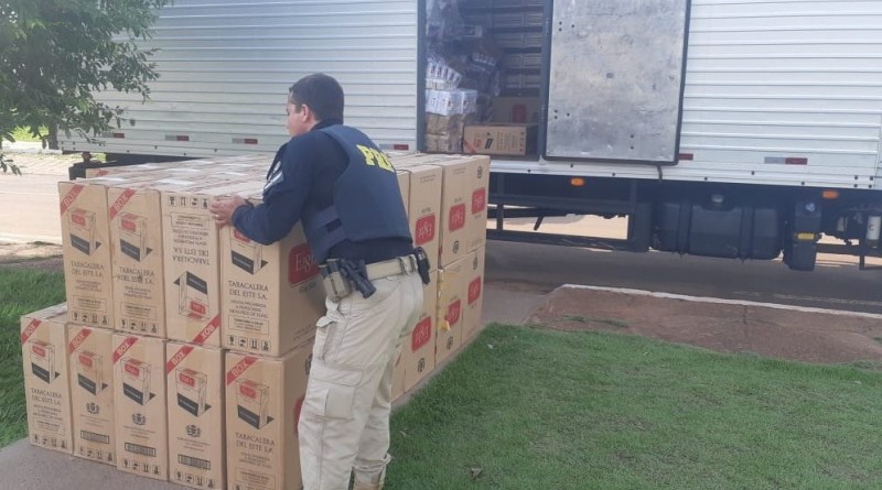 EM PIMENTA BUENO, PRF PRENDE DUPLA COM 105 MIL CARTEIRAS DE CIGARRO - News Rondônia