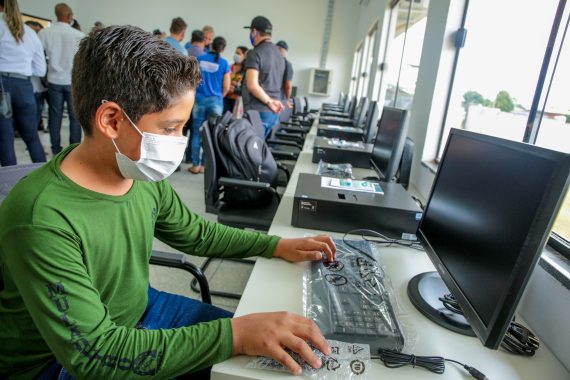 NOVA HISTÓRIA: Distrito de Estrela Azul ganha escola moderna construída pelo Governo de Rondônia; novas estruturas dão fim aos velhos contêineres - News Rondônia
