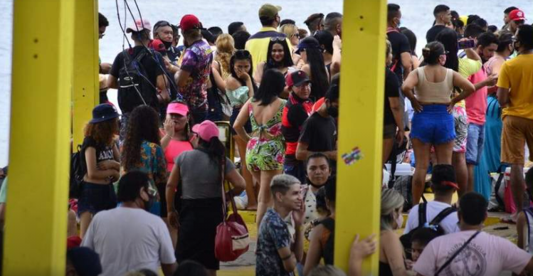 Acabou à pandemia? Mais de 800 pessoas são flagradas em barco que seguia para festas em praias de Manaus - News Rondônia