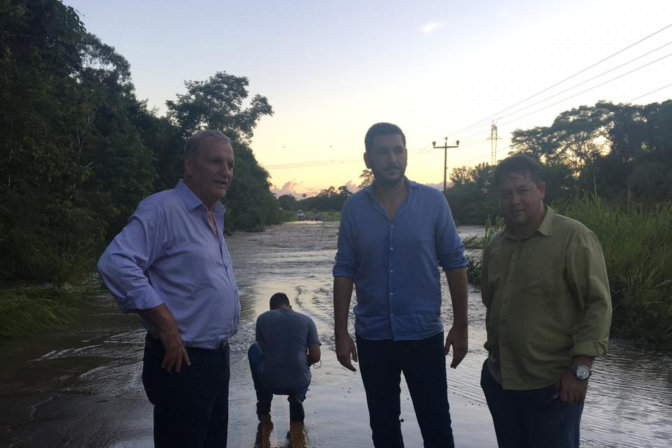 DEPUTADO ADELINO ACOMPANHA SERVIÇOS EMERGENCIAIS EM TRECHO DA BR-364 QUE DESABOU - News Rondônia