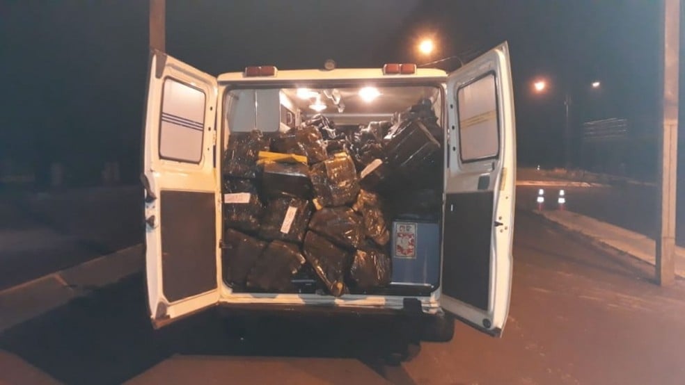 PRF aborda ambulância com sirene ligada e descobre que 'paciente' era 1,5 tonelada de maconha - News Rondônia