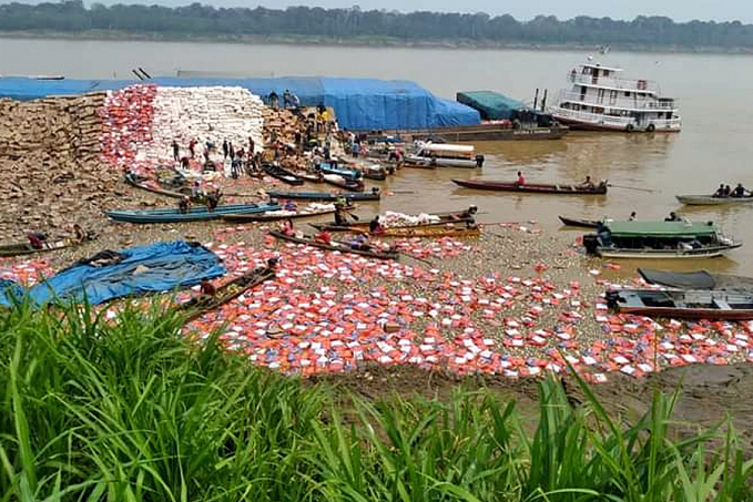 NO RIO MADEIRA: População saqueia carga de balsa que afundou em Porto Velho - News Rondônia