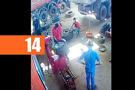 ROLIM DE MOURA  PNEU ESTOURA E DEIXA BORRACHEIRO FERIDO NO BAIRRO CIDADE ALTA - VEJA O VÍDEO - News Rondônia