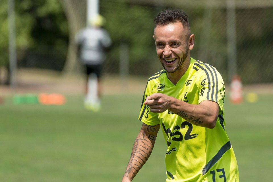 RAFINHA RECEBE ALTA, MAS SÓ DEVE VOLTAR AO FLA NA QUINTA-FEIRA - News Rondônia