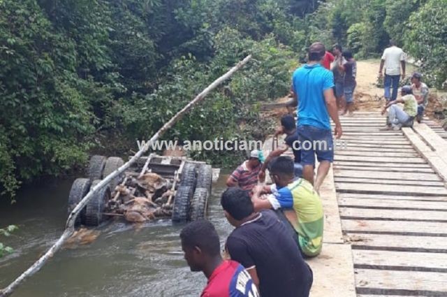 MOTORISTA MORRE APÓS CAMINHÃO CARREGADO DE MADEIRA CAIR DE PONTE - News Rondônia