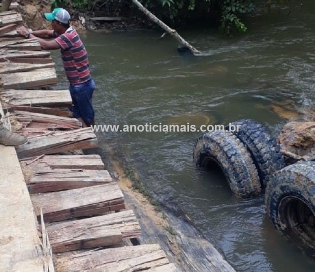 MOTORISTA MORRE APÓS CAMINHÃO CARREGADO DE MADEIRA CAIR DE PONTE - News Rondônia