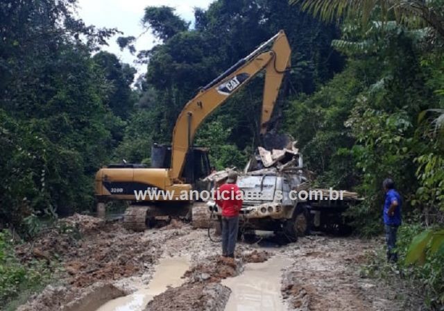 MOTORISTA MORRE APÓS CAMINHÃO CARREGADO DE MADEIRA CAIR DE PONTE - News Rondônia