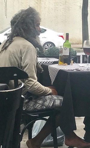 MORADOR DE RUA EM RESTAURANTE DE BH É A IMAGEM DA SEMANA - News Rondônia