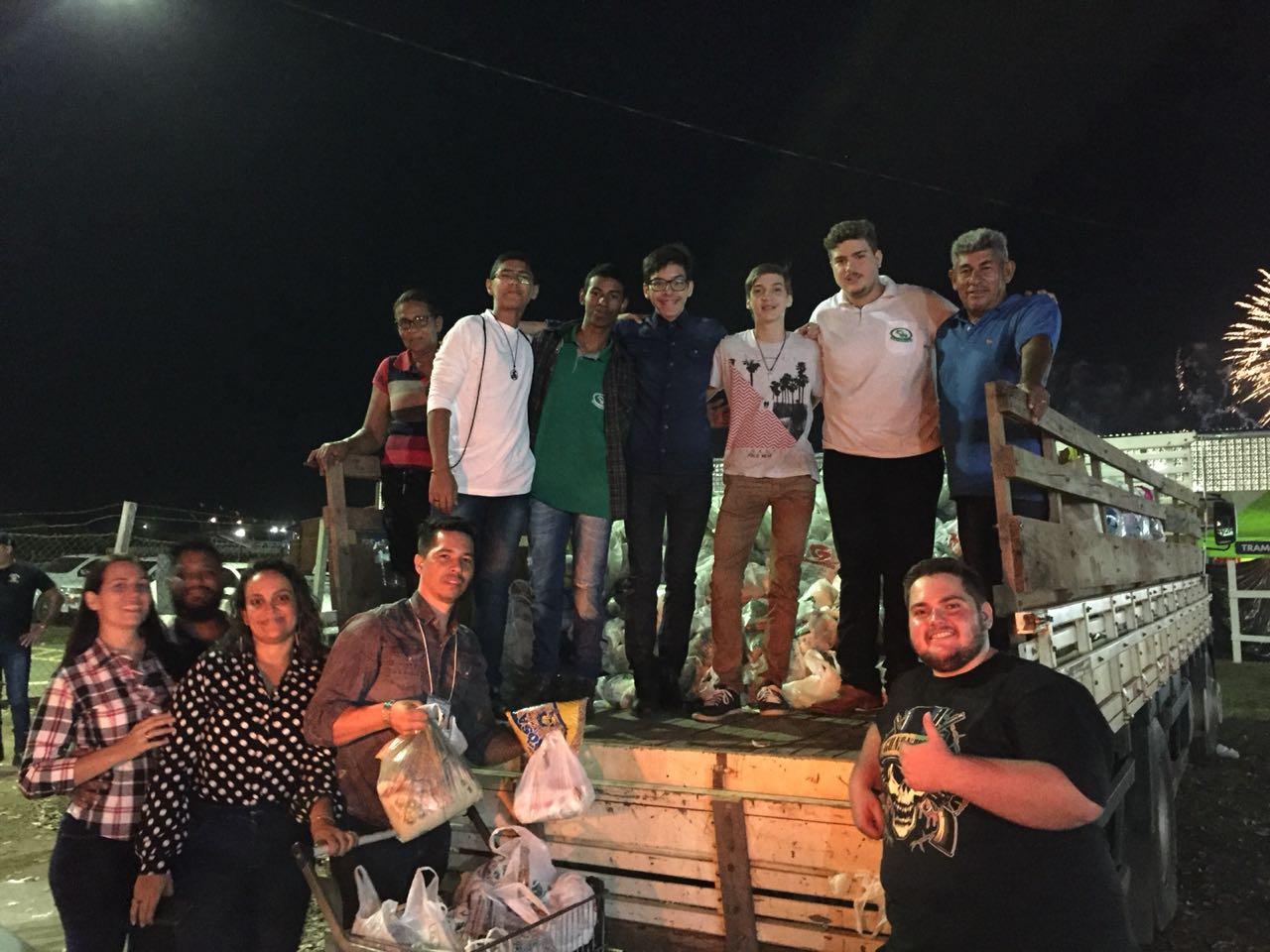 MAIS DE 08 TONELADAS DE ALIMENTOS SÃO ARRECADADAS EM NOITE DE PORTÕES ABERTOS NA EXPOARI EM ARIQUEMES - News Rondônia