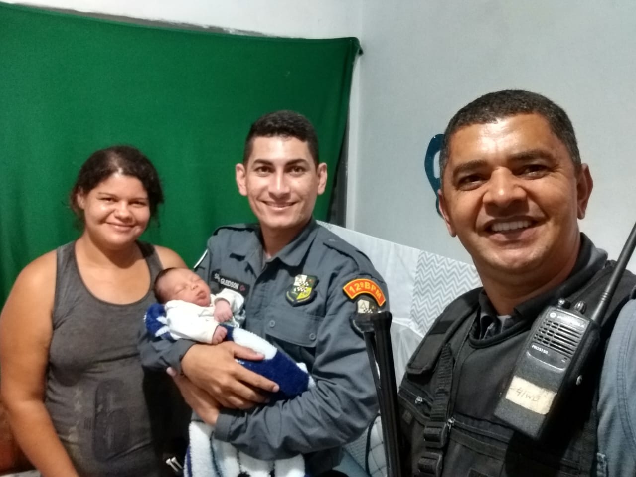POLICIAIS SALVAM BEBÊ DE OITO DIAS ENGASGADO COM LEITE - News Rondônia
