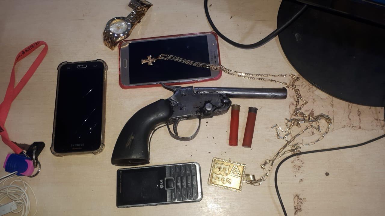 CASAL É FLAGRADO COM ARMA DE FOGO APÓS SAIR DE ESCOLA NO BAIRRO TANCREDO NEVES - News Rondônia