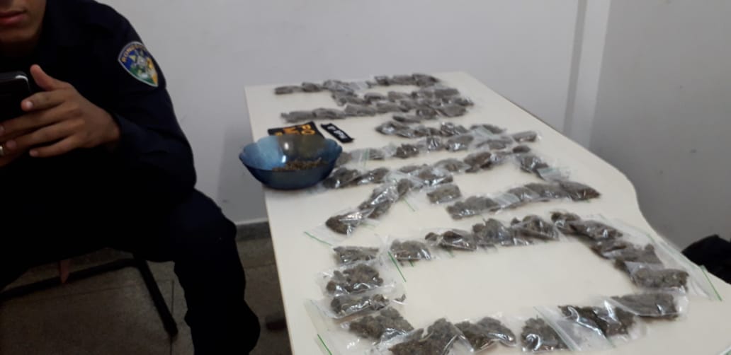 JARU: PM APRENDE 74 PAPELOTES DE MACONHA, ACUSADOS REVELAM QUE A DROGA FOI ADQUIRIDA PELO FACEBOOK - News Rondônia