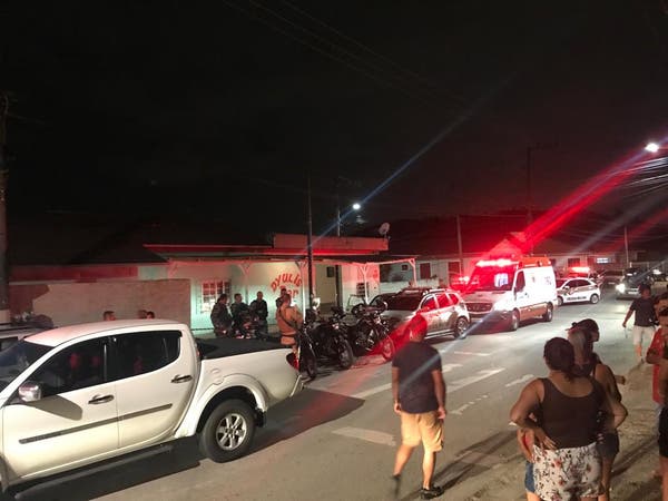 NO PESCOÇO - Homem é socorrido após levar tiro em frente à boate na zona leste - News Rondônia