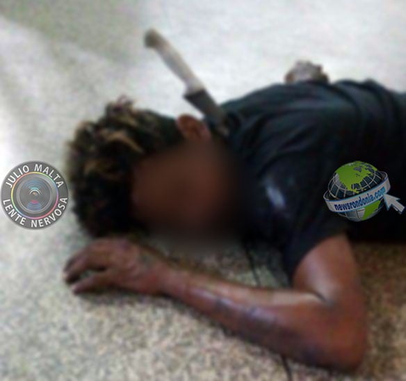 MORADOR DE RUA TEM FACA CRAVADA NAS COSTAS APÓS BRIGA POR CAUSA DE ISQUEIRO - News Rondônia