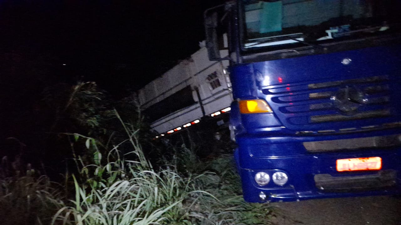 DESLIZOU: Carreta estacionada cai em barranco na BR-364 em Porto Velho - News Rondônia
