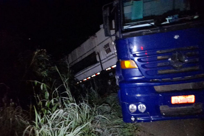 DESLIZOU: Carreta estacionada cai em barranco na BR-364 em Porto Velho - News Rondônia