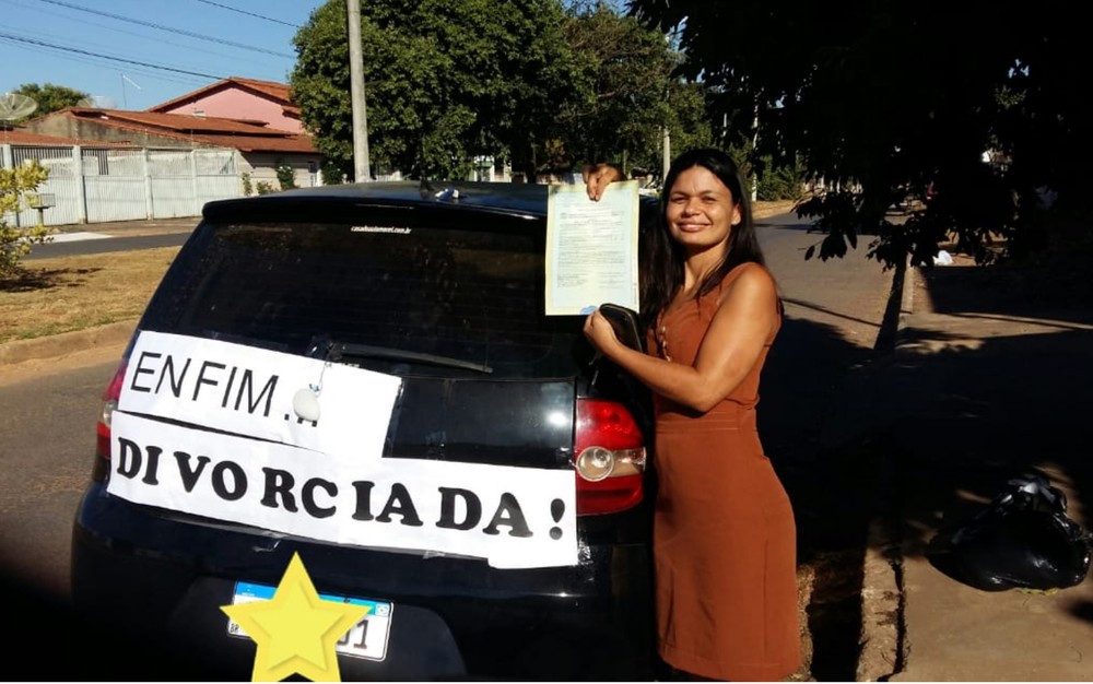 Professora coloca faixa 'enfim divorciada' em carro para comemorar separação e viraliza nas redes sociais - News Rondônia