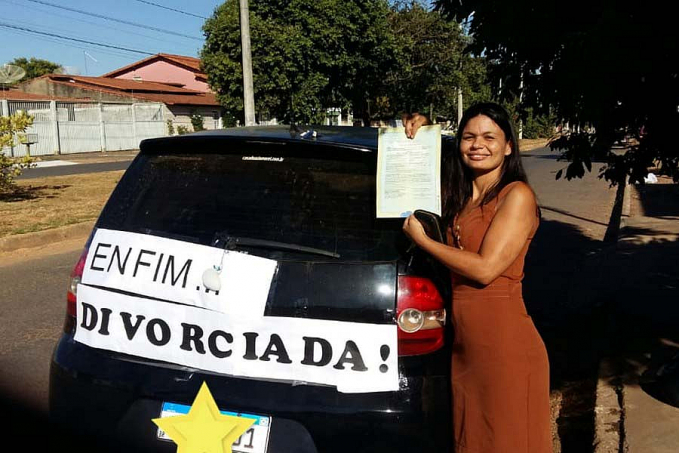 Professora coloca faixa 'enfim divorciada' em carro para comemorar separação e viraliza nas redes sociais - News Rondônia