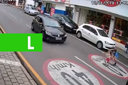 CÂMERA REGISTRA MOMENTO EM QUE CRIANÇA QUASE É ATROPELADA POR CARRO EM CURITIBA - News Rondônia