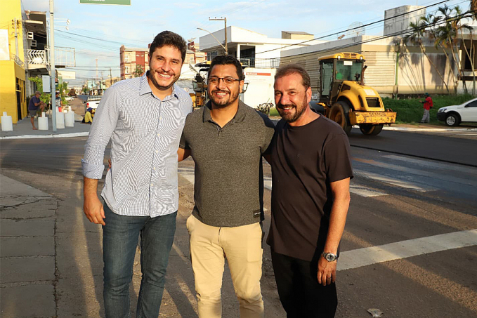 Vereador Gilber Mercês acompanha serviço de recapeamento na Avenida Abunã com Prefeito e Vice - News Rondônia