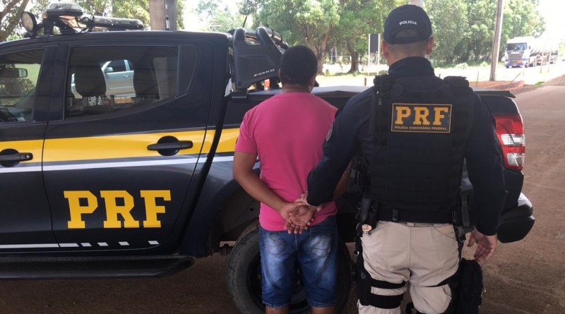 NO VALE DO JAMARI, PRF PRENDE DOIS FORAGIDOS E FLAGRA HOMEM COM HABILITAÇÃO FALSA - News Rondônia