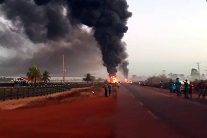 Vídeo mostra momento do acidente entre caminhão tanque e ônibus na BR-364 - News Rondônia