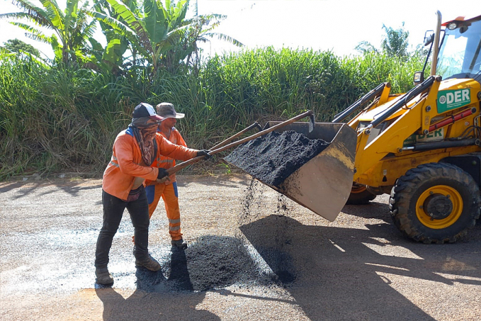 Rodovia 135 que interliga Alta Floresta do Oeste ao distrito Vila Marcão recebe manutenção na pavimentação asfáltica - News Rondônia