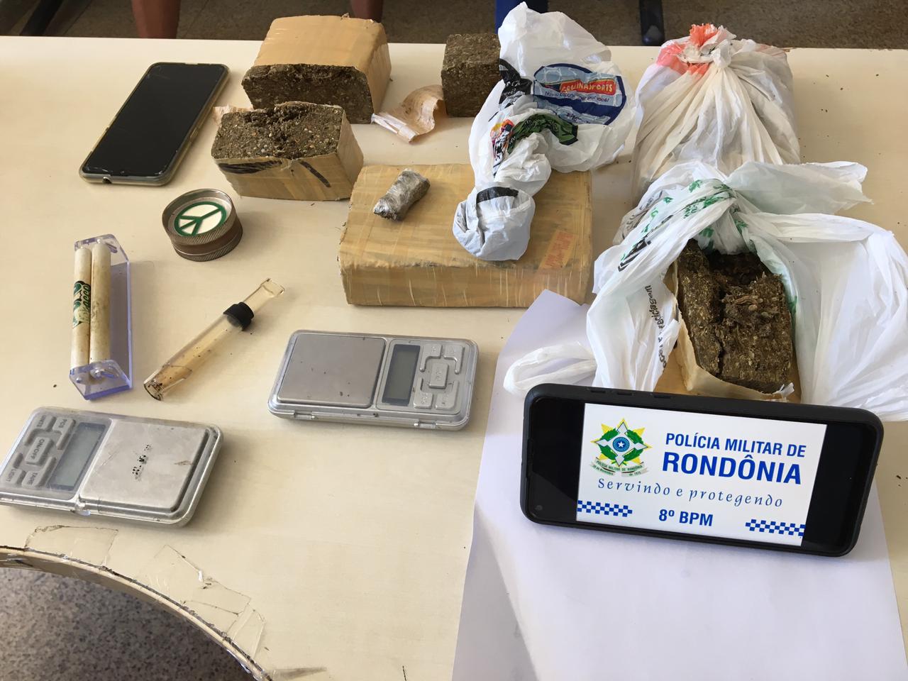 Polícia Militar faz apreensão de quase 2 kg de maconha e três pessoas são conduzidas por tráfico em Rondônia - News Rondônia