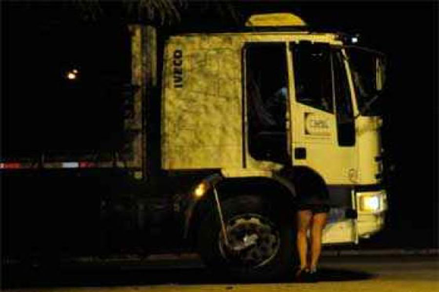 Caminhoneiro contrata programa, esfaqueia travesti e joga de carreta - News Rondônia