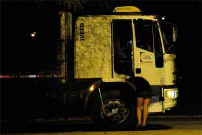 Caminhoneiro contrata programa, esfaqueia travesti e joga de carreta - News Rondônia