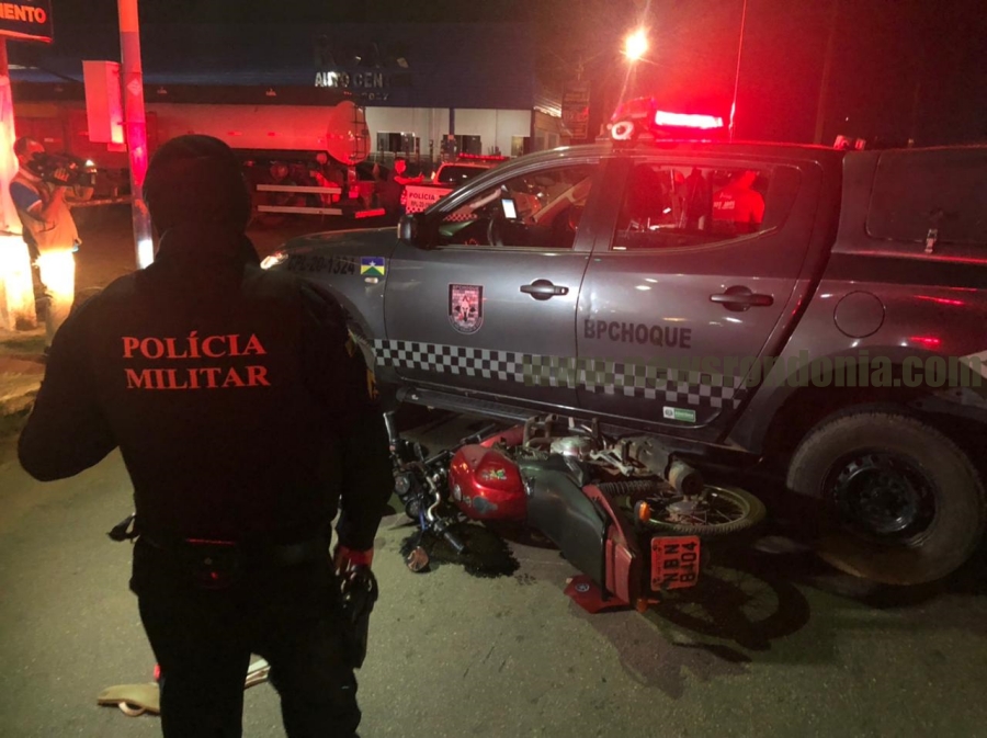 Durante fuga, monitorado perde controle de moto e bate contra viatura da PM - News Rondônia
