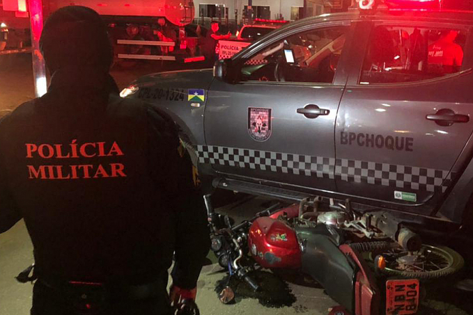 Durante fuga, monitorado perde controle de moto e bate contra viatura da PM - News Rondônia